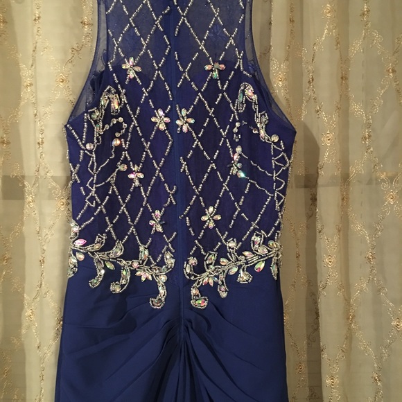 Stunning, sleek and sophisticated prom dress! - Picture 4 of 6